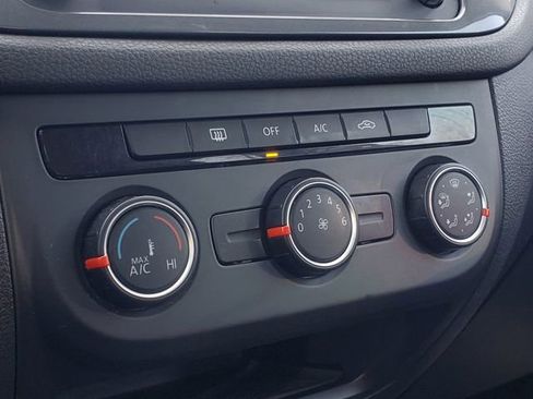 Used 2014 Volkswagen Tiguan S image 23