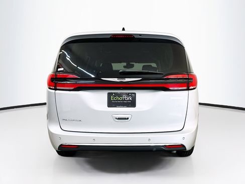 Used 2024 Chrysler Pacifica Touring-L image 7