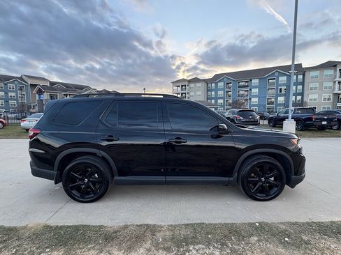Certified 2025 Honda Pilot Black Edition image 6