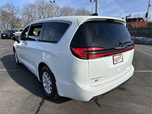 Used 2023 Chrysler Pacifica Touring image 8