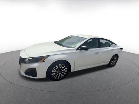Used 2025 Nissan Altima 2.5 SV FWD image 8