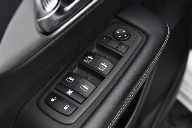 Used 2023 Chrysler Pacifica Touring-L w/ S Appearance Package FWD image 8