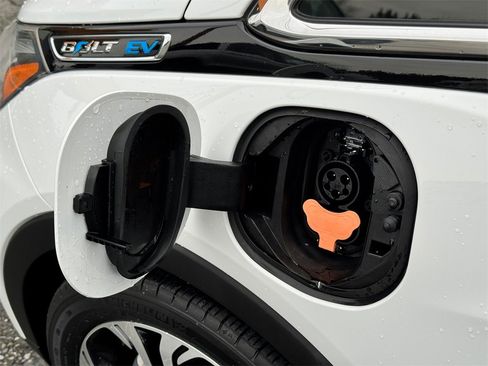 Used 2019 Chevrolet Bolt Premier w/ Infotainment Package image 14