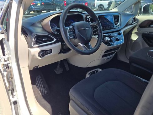 Used 2017 Chrysler Pacifica Touring FWD image 26