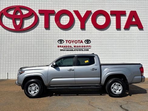 Used 2016 Toyota Tacoma SR5 w/ Towing Package image 2