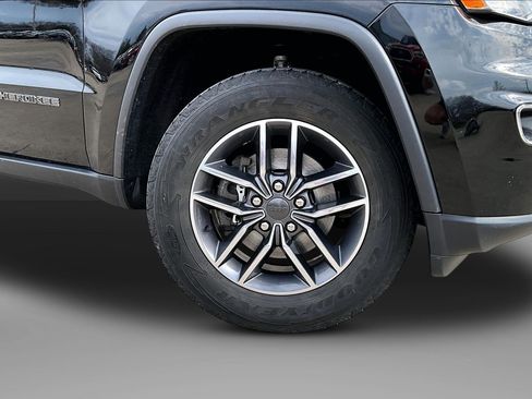 Used 2020 Jeep Grand Cherokee Laredo w/ 18" Wheel & 8.4" Radio Group image 9