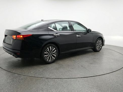Used 2025 Nissan Altima 2.5 SV FWD image 9