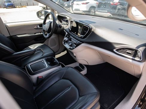 Used 2022 Chrysler Pacifica Touring-L image 14