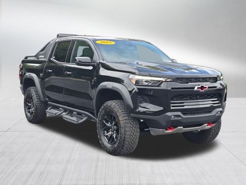 Used 2025 Chevrolet Colorado ZR2 w/ Midnight Edition AWD/4WD image 8