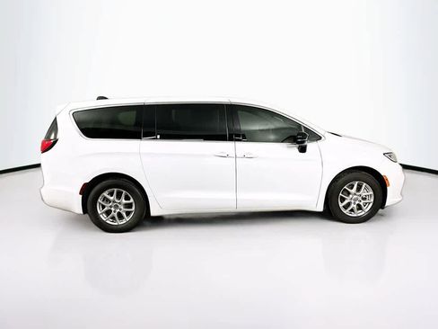 Used 2024 Chrysler Pacifica Touring-L image 26