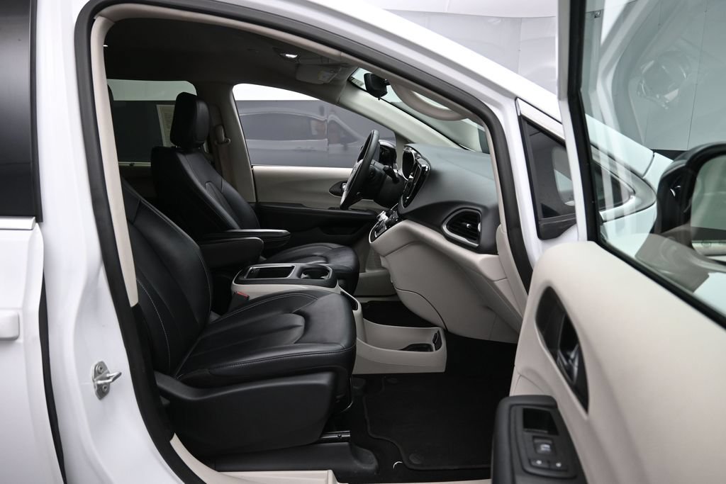 Used 2024 Chrysler Pacifica Touring-L FWD image 28