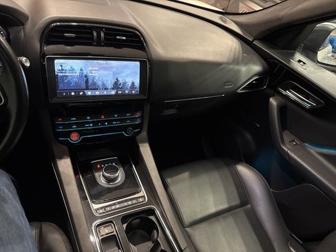 Used 2020 Jaguar F-PACE Premium image 37