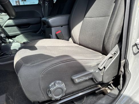 Used 2018 Jeep Wrangler Unlimited Sahara AWD/4WD image 8