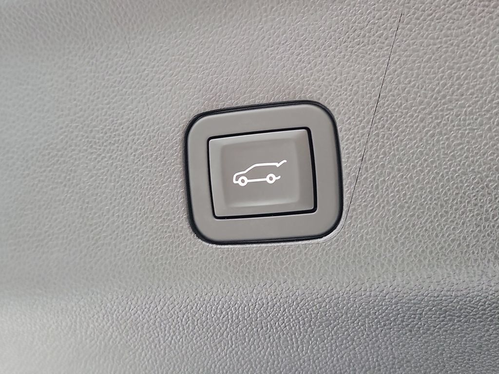Used 2025 Chevrolet Tahoe High Country AWD/4WD image 12