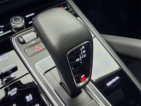 Used 2022 Porsche Cayenne Platinum Edition image 21