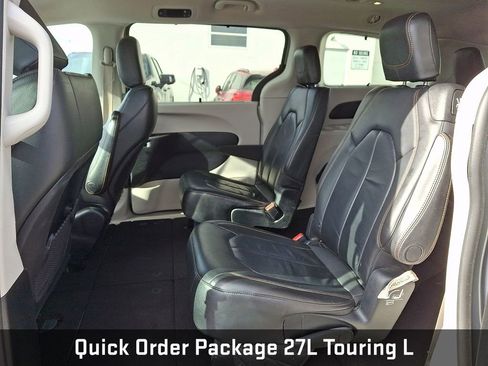 Used 2017 Chrysler Pacifica Touring-L image 13