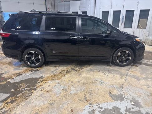Used 2018 Toyota Sienna Limited Premium image 2