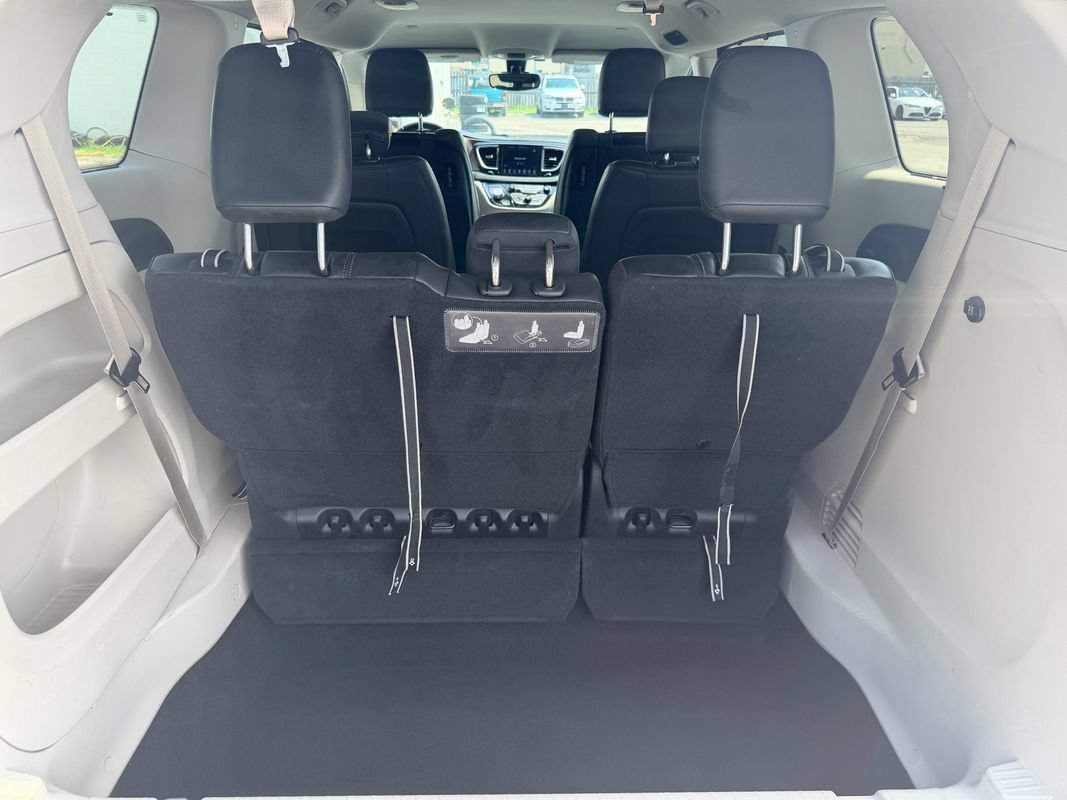 Used 2017 Chrysler Pacifica Touring-L Plus FWD image 12
