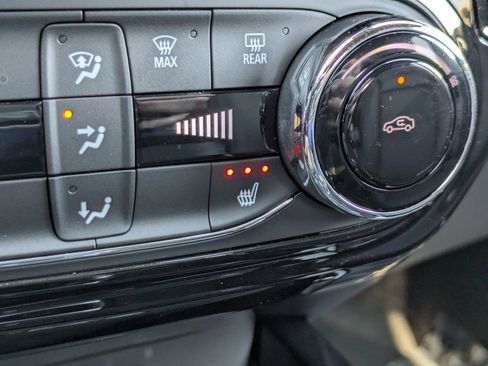 Used 2025 Chevrolet Trax RS w/ Sunroof Package image 22