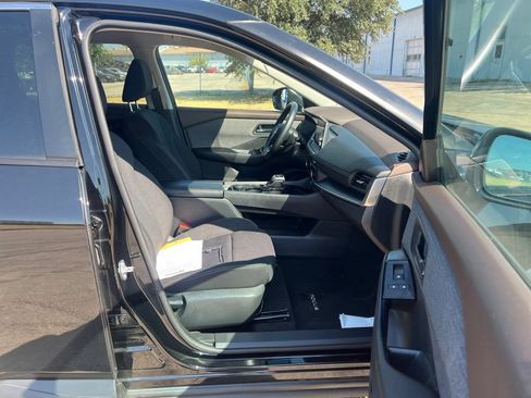 Used 2023 Nissan Rogue S AWD/4WD image 18