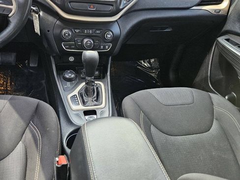 Used 2016 Jeep Cherokee Latitude w/ Cold Weather Group AWD/4WD image 9