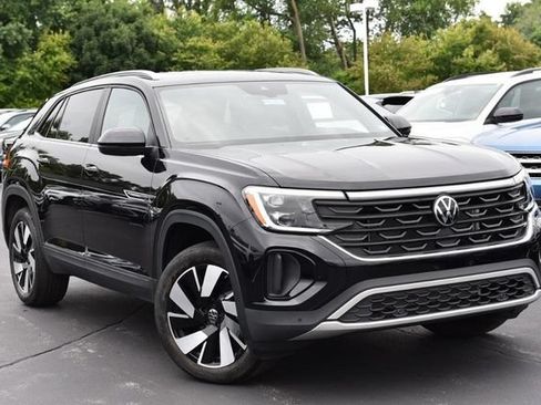 Used 2025 Volkswagen Atlas Cross Sport SE w/ Panoramic Sunroof Package FWD image 2