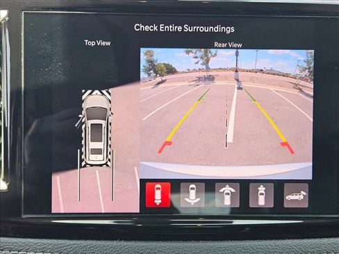 Used 2023 Chrysler Pacifica Touring-L FWD image 13