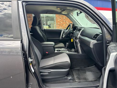 Used 2018 Toyota 4Runner SR5 AWD/4WD image 16