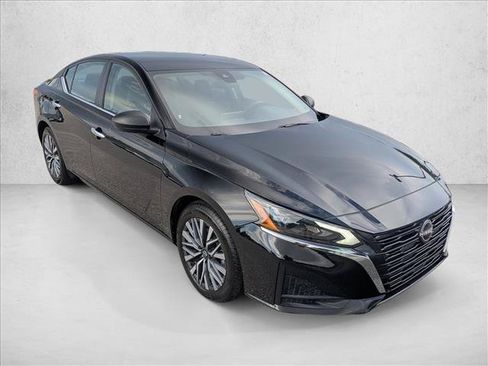 Used 2025 Nissan Altima 2.5 SV FWD image 3