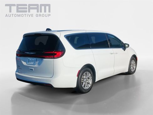 Used 2024 Chrysler Pacifica Touring-L image 7
