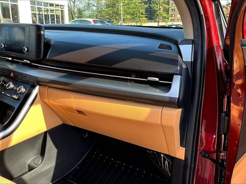 Used 2023 Kia Carnival LX image 16