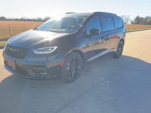 New 2026 Chrysler Pacifica Limited w/ S Appearance Package image 5