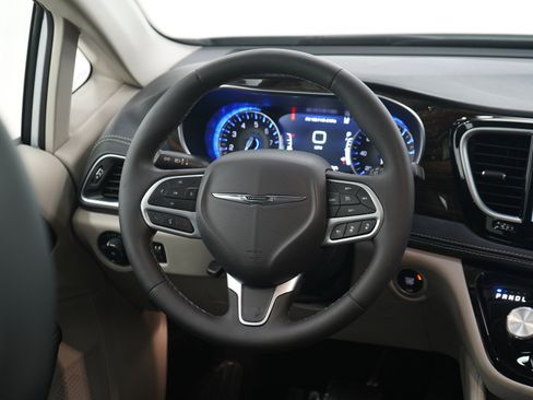 Used 2024 Chrysler Pacifica Limited FWD image 17