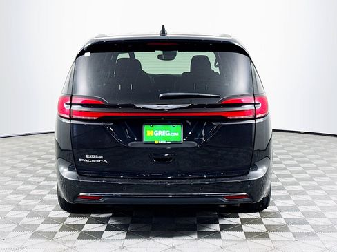 Used 2023 Chrysler Pacifica Touring FWD image 7