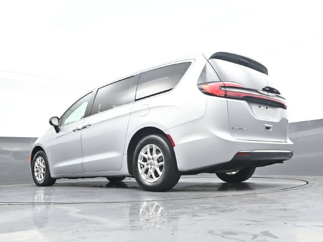 Used 2023 Chrysler Pacifica Touring-L FWD image 34