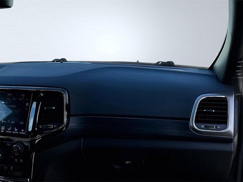 Used 2019 Jeep Grand Cherokee Altitude image 18