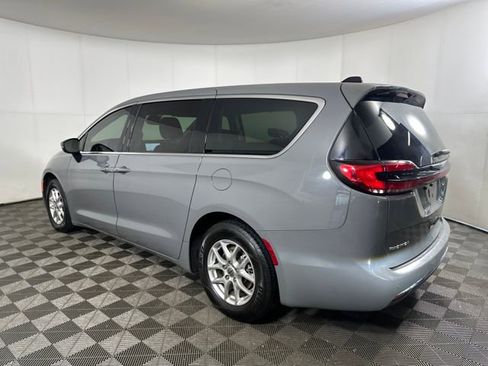 Used 2023 Chrysler Pacifica Touring-L image 5