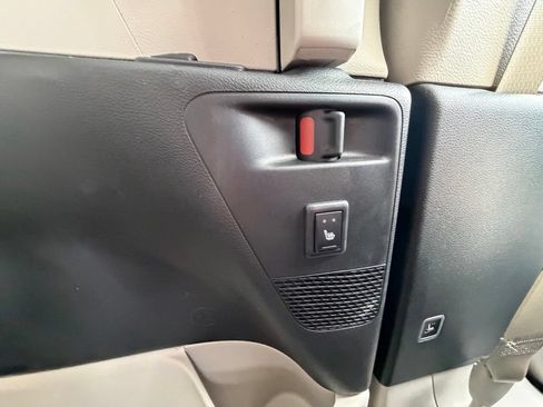 Used 2024 Chrysler Pacifica Limited FWD image 60