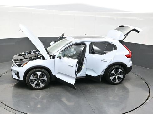 Used 2025 Volvo XC40 B5 Plus image 39