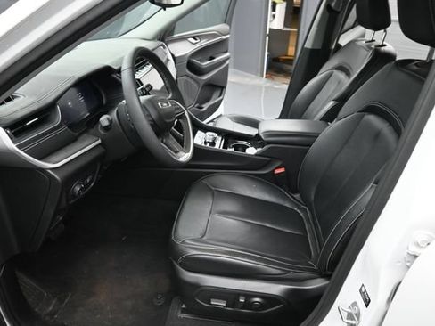 Used 2023 Jeep Grand Cherokee Limited w/ Black Appearance Package AWD/4WD image 13