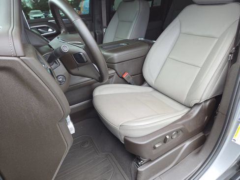 Used 2024 GMC Yukon XL SLT w/ SLT Luxury Package AWD/4WD image 31