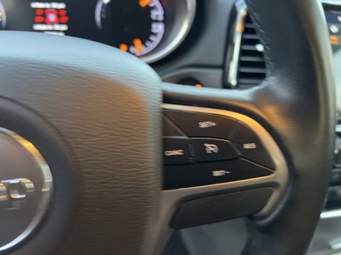 Used 2022 Jeep Grand Cherokee Laredo E image 17