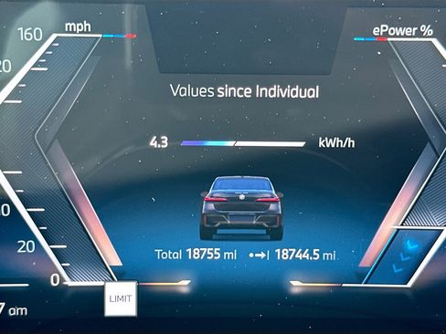 Certified 2024 BMW i7 xDrive60 w/ Premium Package AWD/4WD image 11
