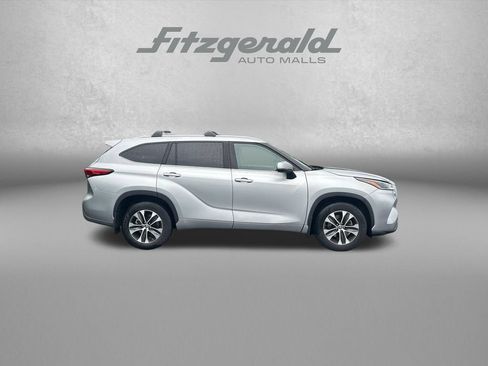 Used 2021 Toyota Highlander XLE AWD/4WD image 8