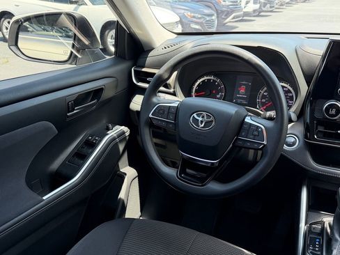 Used 2021 Toyota Highlander L FWD image 11