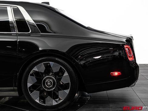 Used 2024 Rolls-Royce Phantom Sedan w/ The Phantom Package RWD image 17