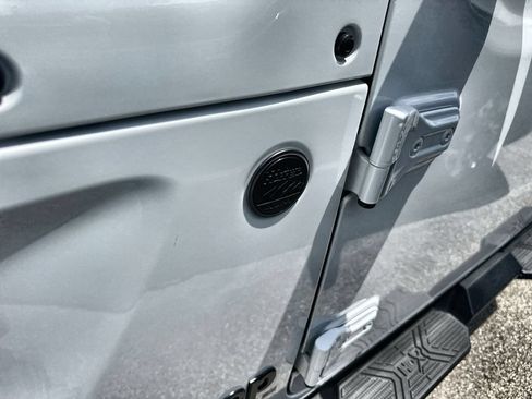 Used 2025 Jeep Gladiator Sport AWD/4WD image 4