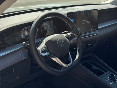 New 2025 Volkswagen Tiguan SE image 18