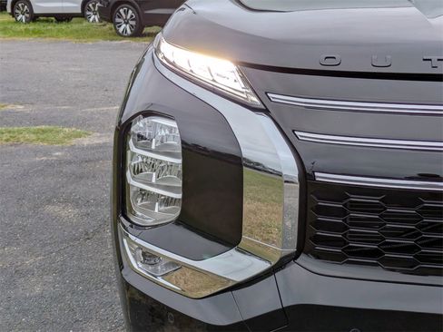 New 2025 Mitsubishi Outlander SE image 10