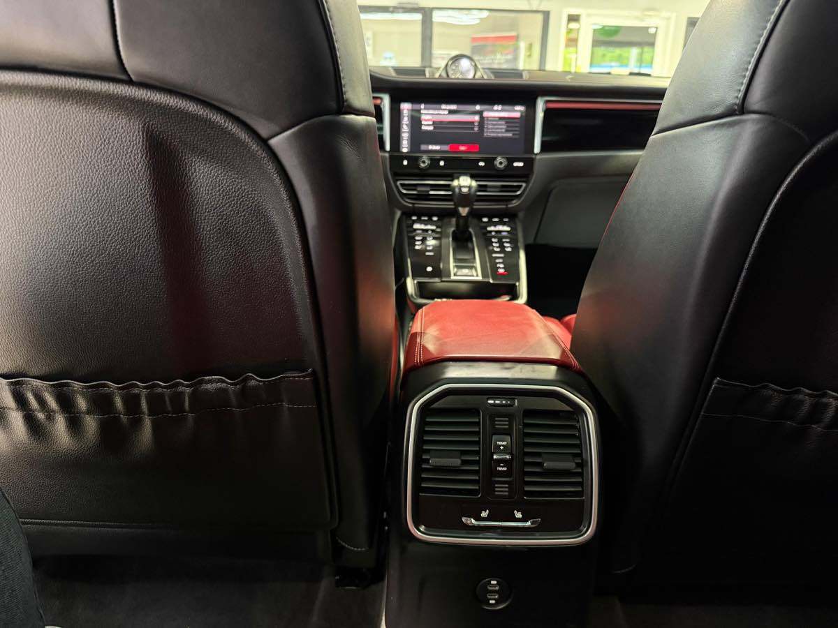 Used 2023 Porsche Macan AWD/4WD image 33